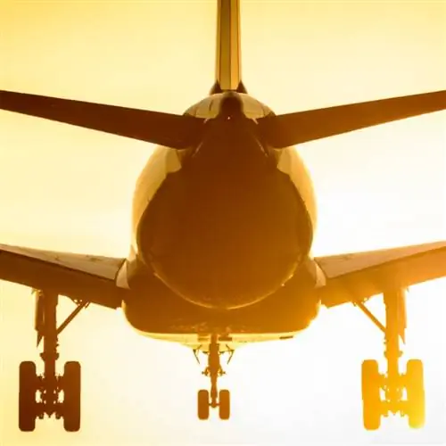 Красивый самолет крупным планом, фотография сделана во время яркого утреннего солнца.