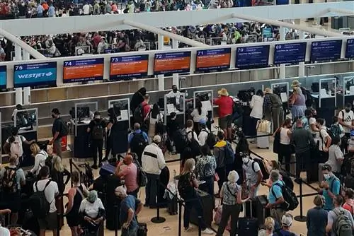 Дорожное движение в Канкуне становится настолько хаотичным, что путешественникам приходится идти в аэропорт пешком