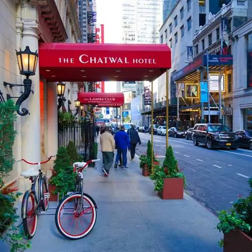 внешний вид отеля Чатвал с красным навесом и подходящими велосипедами