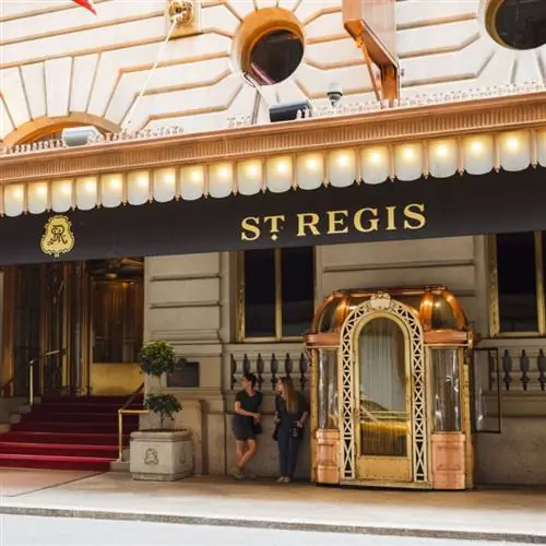 Отель St. Regis в Нью-Йорке ждет гостей, ищущих дворецких