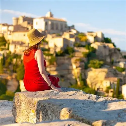 Женщина смотрит на город в Европе, цифровой кочевник