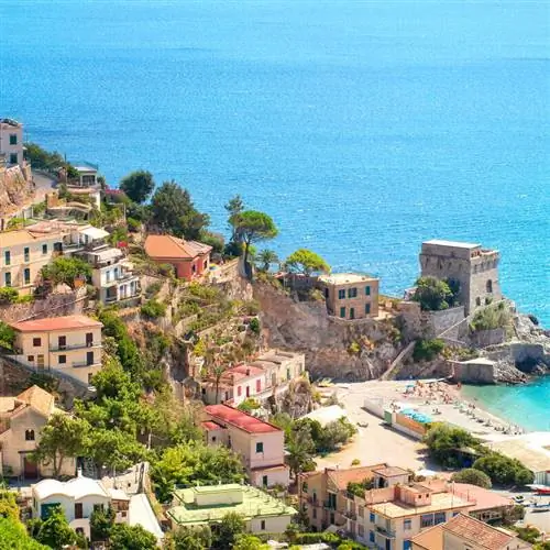 Маленький итальянский городок на Амальфитанском побережье Италии, концепция кочевников