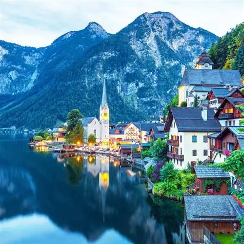 Гальштат, небольшой альпийский городок в Австрии, увиденный в сумерках, Австрия