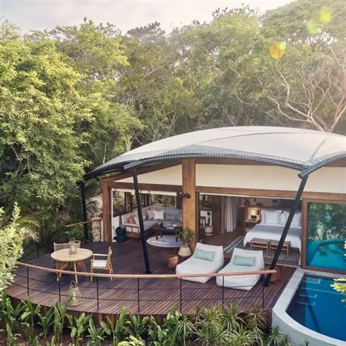 Four Seasons Hotels and Resorts Luxury_Tent