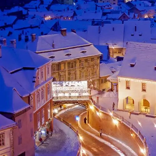 Вид с воздуха на старый город Сибиу и мост лжи, покрытый снегом, Трансильвания, Румыния