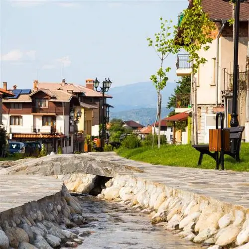 Причудливый город Банско, альпийский город в горах Пири Болгарии, Восточная Европа