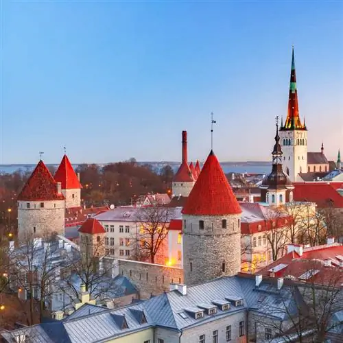 Воздушный городской пейзаж средневекового города-крепости Таллинна, столицы Эстонии в странах Балтии Европы