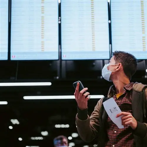 маска путешественника полет в аэропорту