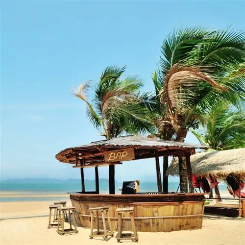 Туристам следует выучить испанские фразы, прежде чем посетить этот идиллический пляжный бар в Мексике.