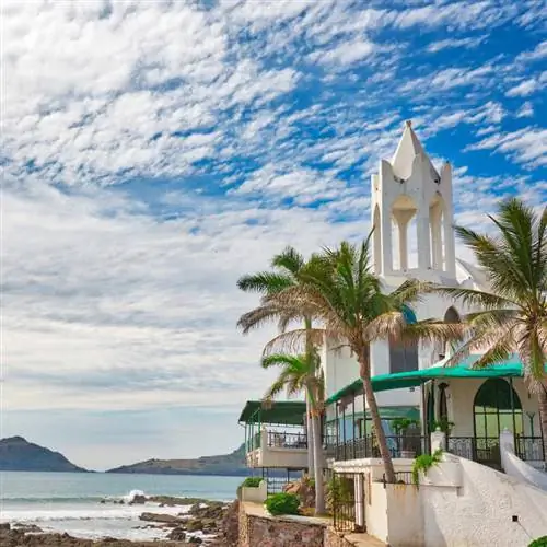 Популярный приморский ресторан или смотровая площадка в Масатлане, Синалоа, Мексика