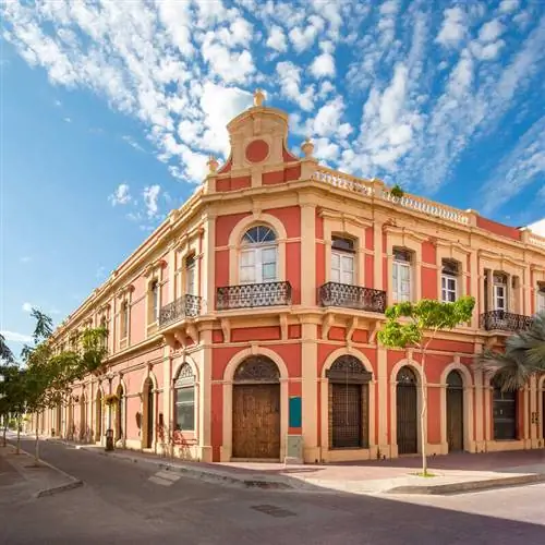 Здание колониальной эпохи в старом городе Масатлан, Синалоа, Мексика