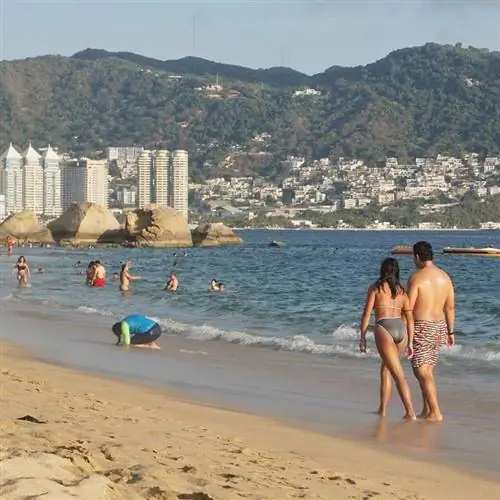 Любители пляжного отдыха в Акапулько, Мексика