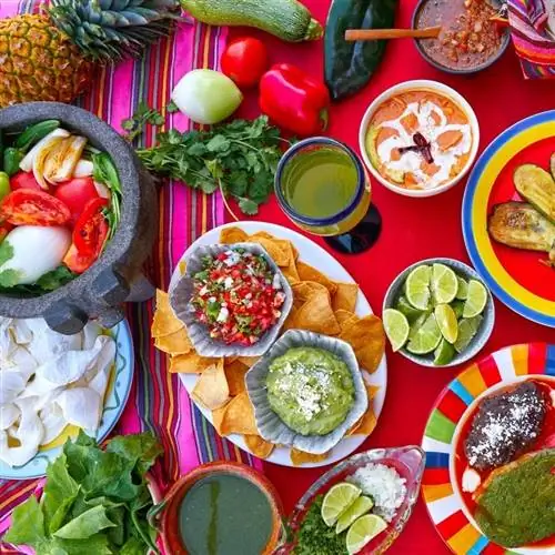 Мексиканские рецепты смешиваются на красочном столе с соусами из Мексики.