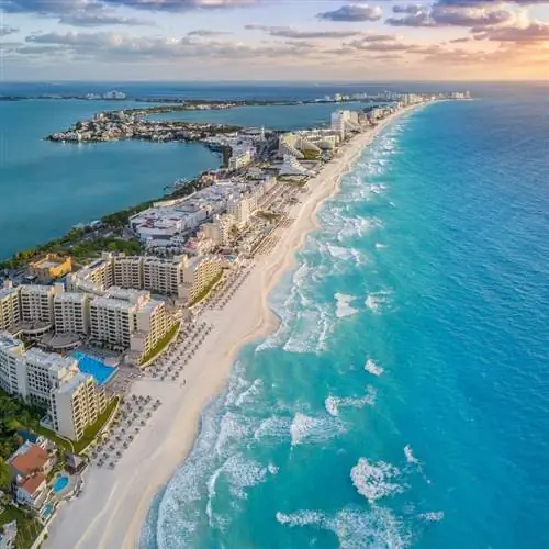 красивый пейзаж Канкуна можно увидеть с отелями вдоль песчаной полосы пляжа, насколько хватает глаз