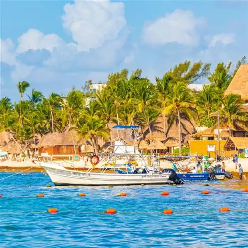 Лодки отдыхают в спокойных голубых водах одного из лучших туристических мест Мексики - Плайя-дель-Кармен.