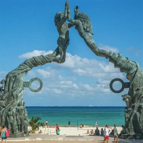 арки вдоль пляжа в Плайя-дель-Кармен