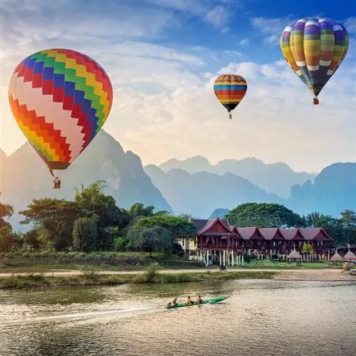 Красочные воздушные шары над Нам Сонгом в Лаосе, Юго-Восточная Азия