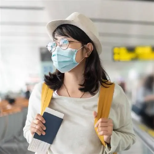 Женщина в маске в аэропорту