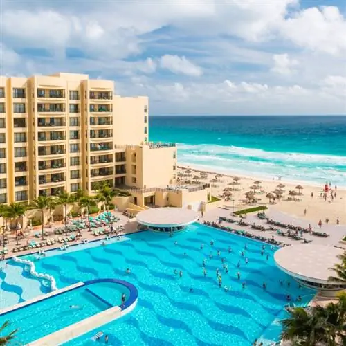 Бассейн курорта в Канкуне, Мексика