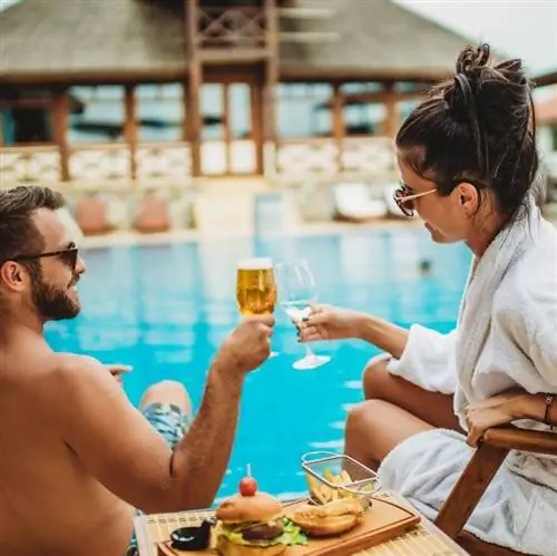 Пара делится напитками и закусками по системе «все включено» в Доминиканской Республике