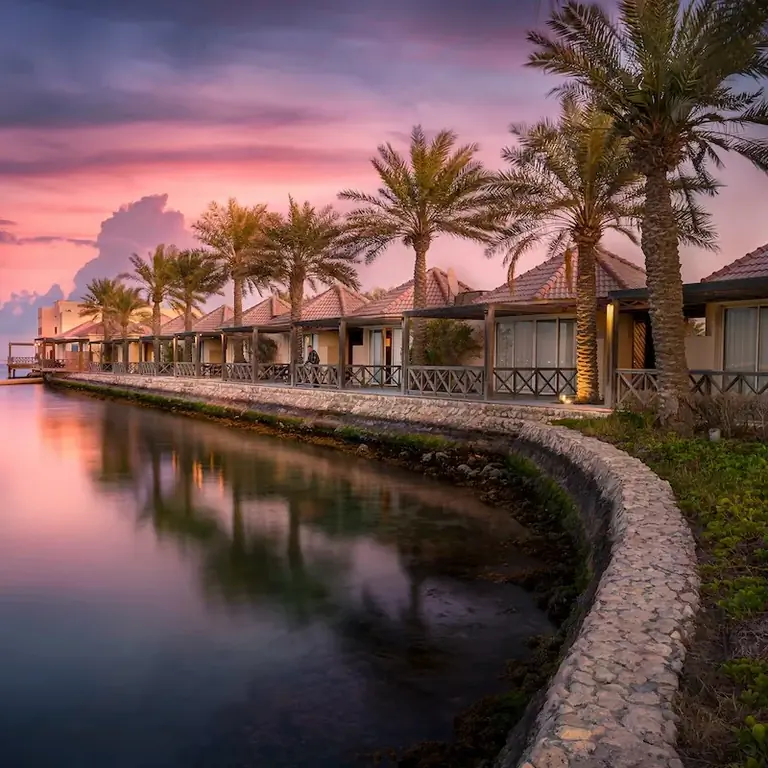 курортные виллы рядом с озером во время заката