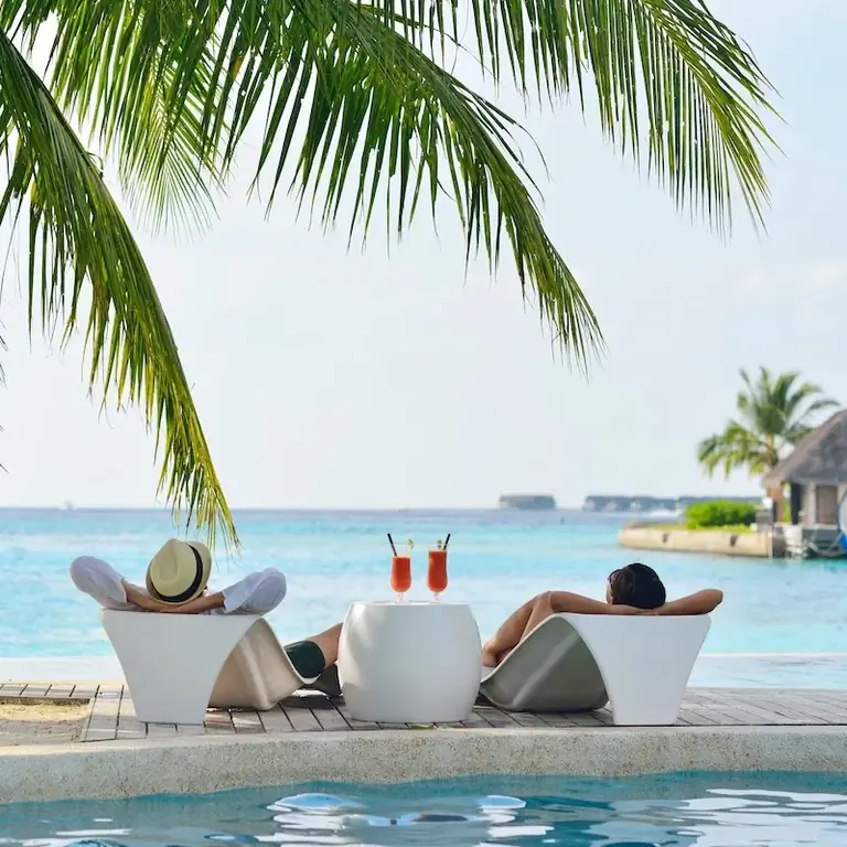 пара наслаждается отдыхом на курорте