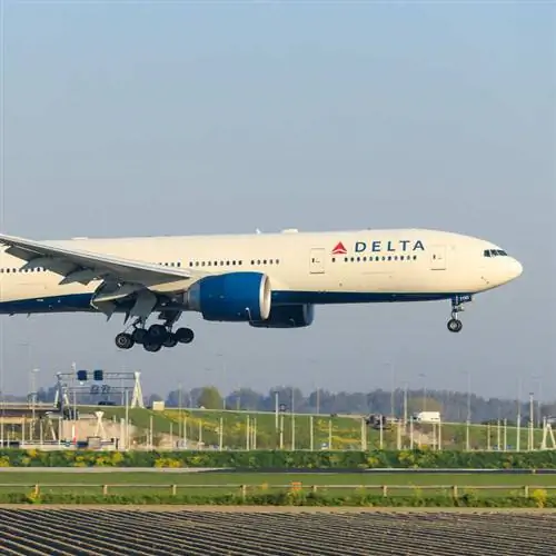 Самолет Delta Airlines на фото в воздухе, когда он взлетает из аэропорта или приближается к посадке, воздушное путешествие