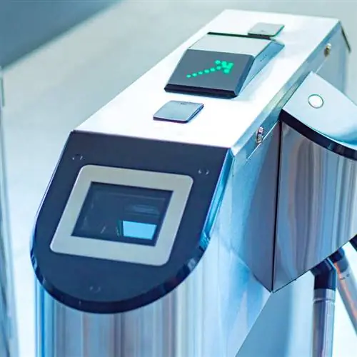 Крупный план автоматизированной границы или ворот в аэропорту