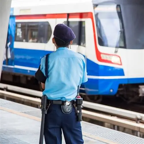 Охранник патрулирует вокзал в неустановленном месте