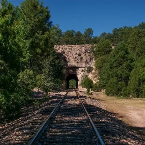 Железнодорожные пути, ведущие к короткому туннелю вдоль живописной железной дороги Медных каньонов Мексики