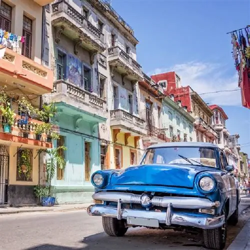 Голубая машина на улице Гаваны, Куба.