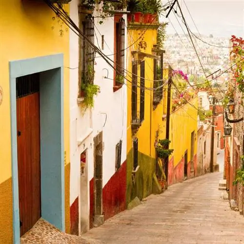 Очаровательная улица колониальной эпохи с красочными домами в Сан-Мигель-де-Альенде, Мексика, Латинская Америка