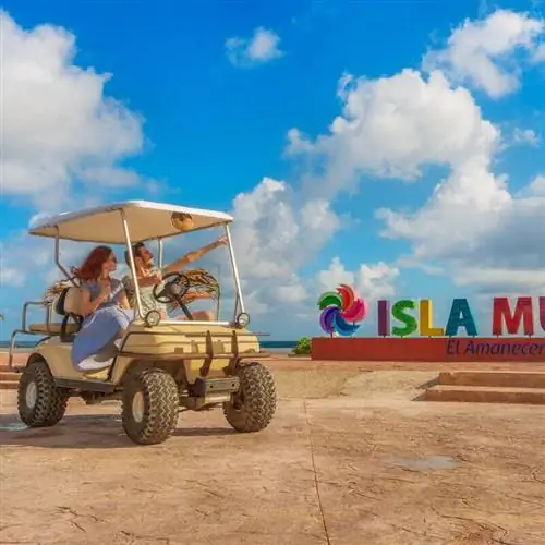 Туристы за рулем туристического автомобиля в Исла-Мухерес, Кинтана-Роо, Мексика