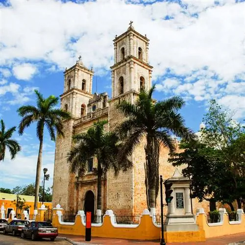 Собор Сан-Джервазио, окруженный пальмами в Вальядолиде, Пуэбло-Маджико, волшебный город в штате Юкатан, Мексика, Латинская Америка