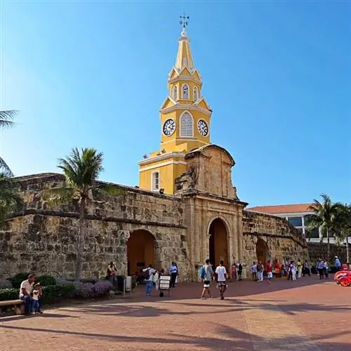 Историческая башня Торре-де-Релох у ворот Сьюдад-Амураллада в Картахене, Колумбия, Южная Америка