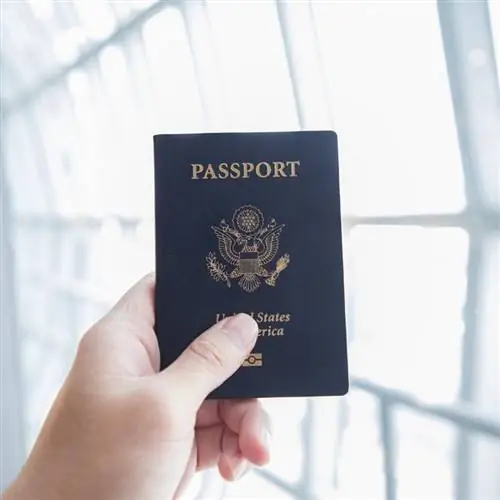 паспорт США в аэропорту
