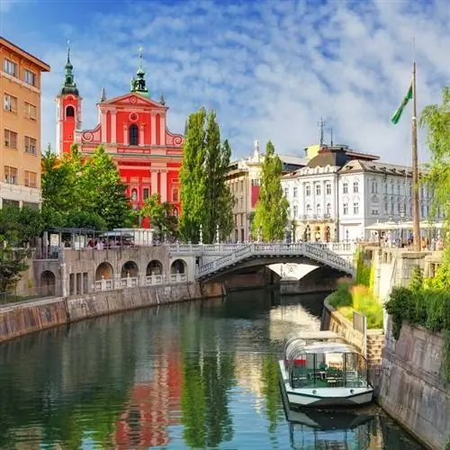 Старый город Любляны, включая реку Любляницу, знаменитый тройной мост и Красную францисканскую церковь в Любляне, Словения, Восточная Европа