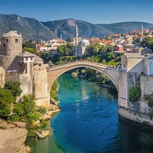 Старый мост, старый город Мостара и река Неретва в солнечный день, вид с минарета мечети Коски Мехмед-паши, Мостар, Герцеговина Часть Боснии и Герцеговины, Восточная Европа