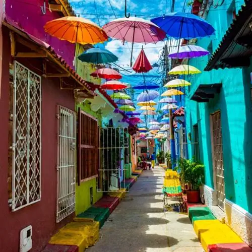 Красочные зонтики на улице Картахены Колумбия