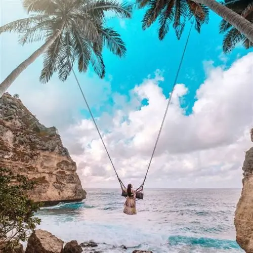 Женщина на качелях на Бали, Индонезия