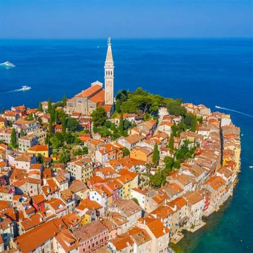 Вид с воздуха на Старый город Ровинь в Хорватии, Адриатическое побережье, Средиземное море