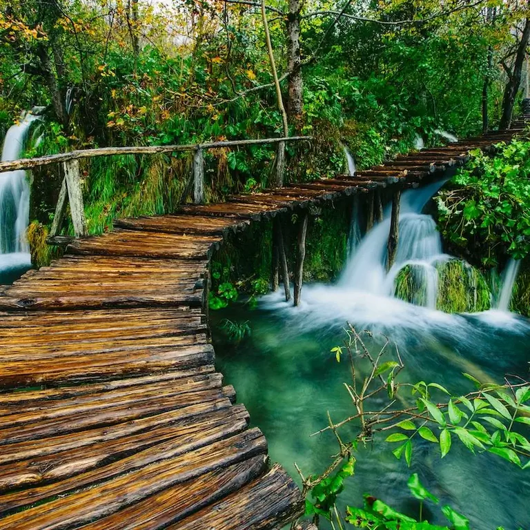 Деревянный мост на Плитвицком озере в Хорватии.