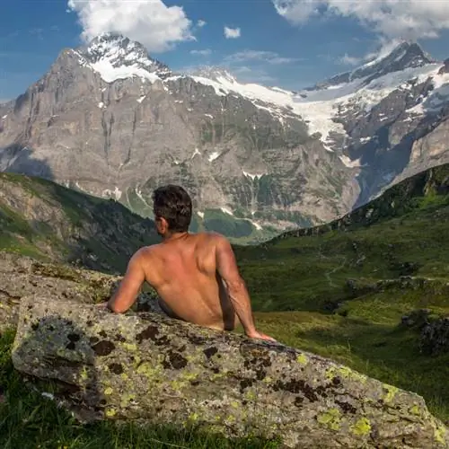обнаженный в Альпах