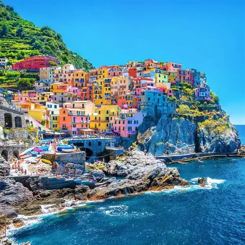 Посмотрите на красивую прибрежную деревню Чинкве-Терре в Италии.