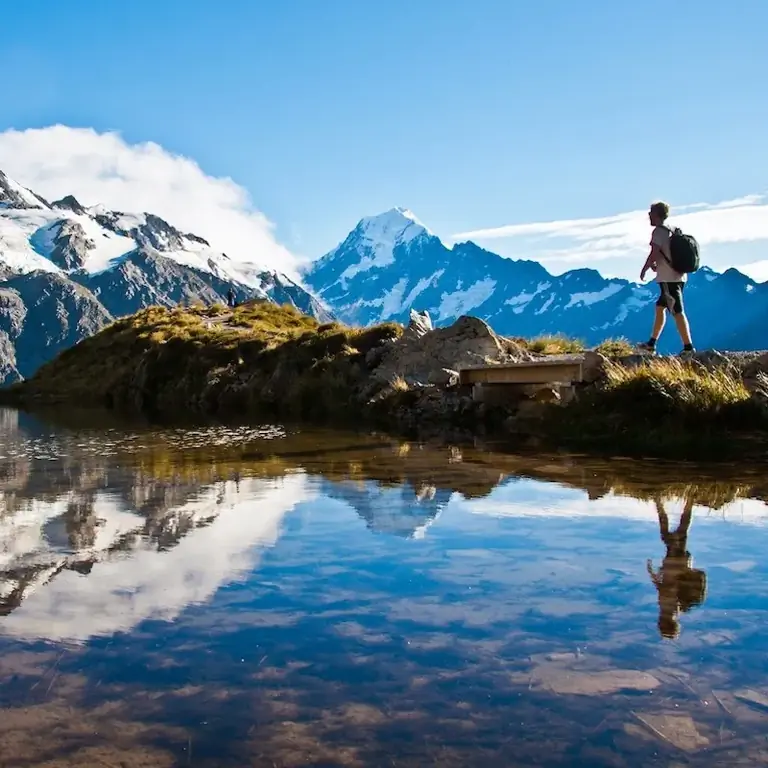 Мужчина гуляет по красивому парку в Швейцарии