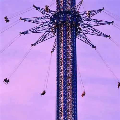 Люди наслаждаются Star Flyer на фоне заката в International Drive Area.