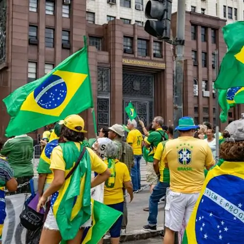 Люди протестуют перед дворцом Дуке де Кашиас - Восточного военного командования против результатов президентских выборов 2022 года.