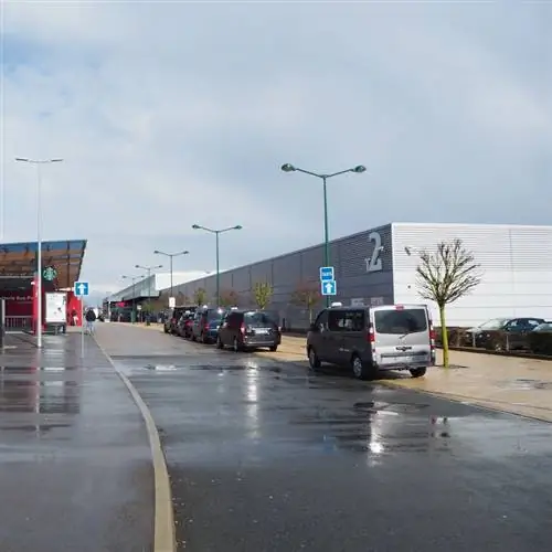 Внешний вид здания терминала 2 в аэропорту Бове в Бове-Тилль, за пределами Парижа, Франция