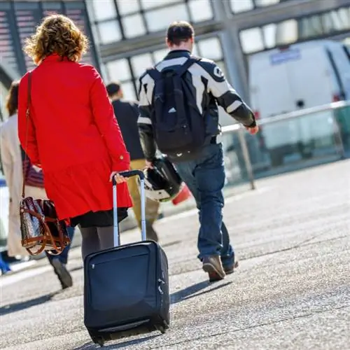 Вид сзади делового путешественника