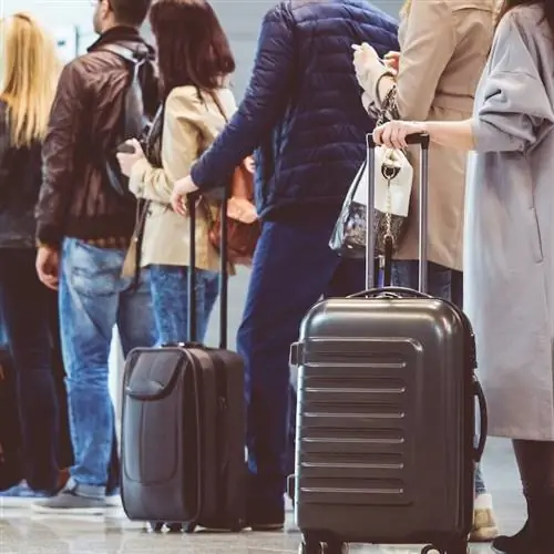 Очередь людей у выхода на посадку в аэропорту